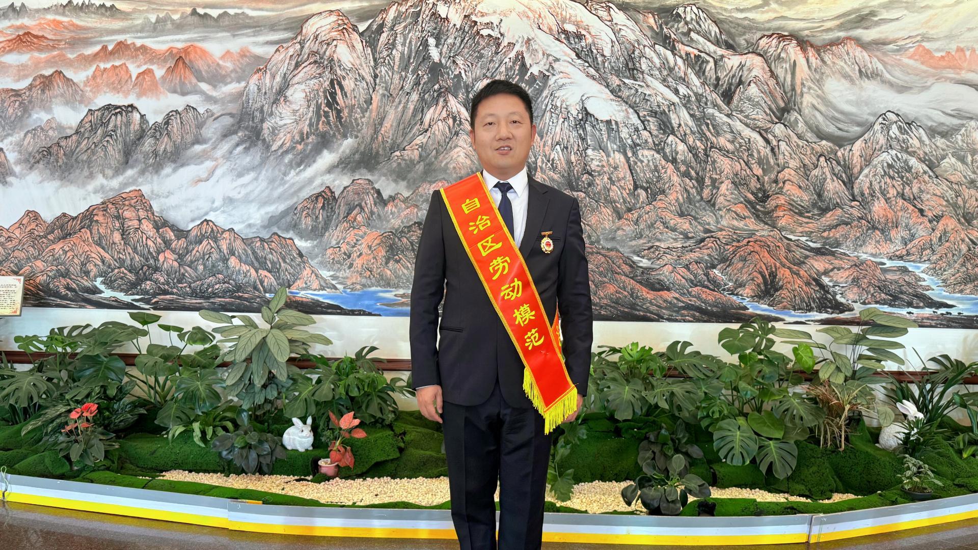 恭喜！徐均董事长荣获新疆维吾尔自治区劳动模范